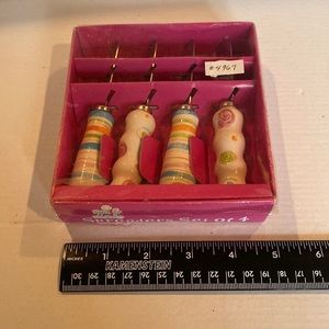 NIB Set of 4 Spreaders